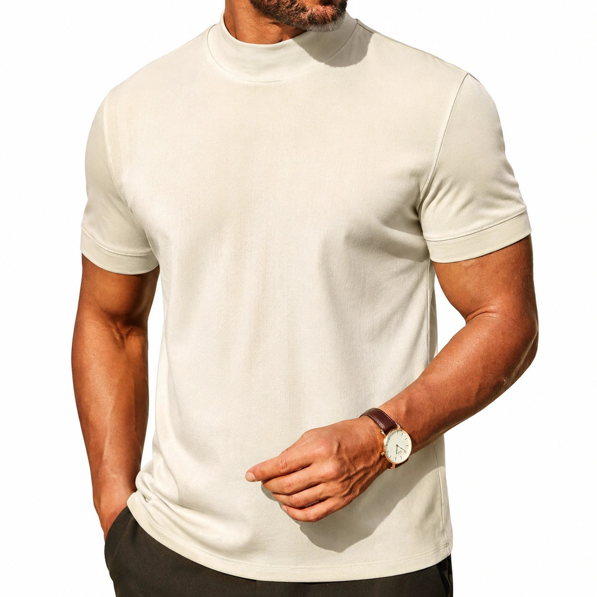 Camiseta de hombre talla L en tejido beige de manga corta y cuello alto estilo minimalista